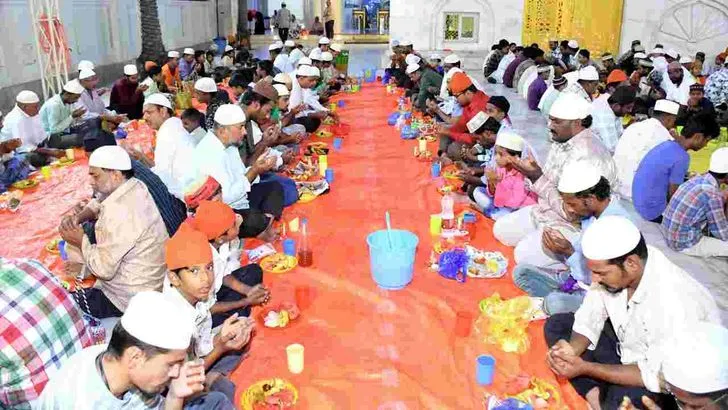 కడప పెద్ద దర్గాలో ఉపవాస దీక్షలు విరమిస్తున్న ముస్లిం సోదరులు.. 