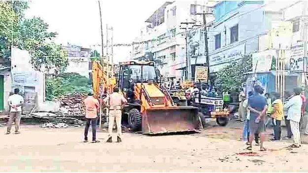 విశాఖపట్నం జిల్లాలో హై టెన్షన్..  అక్రమ నిర్మాణాల తొలగింపు