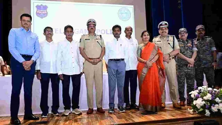  తెలంగాణ డీజీపీ ఎదుట లొంగిపోయిన మావోయిస్టు అగ్ర నేతలు 