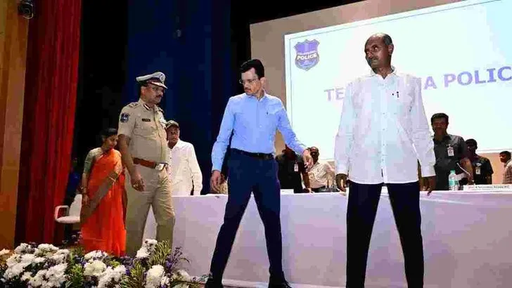  తెలంగాణ డీజీపీ ఎదుట లొంగిపోయిన మావోయిస్టు అగ్ర నేతలు 