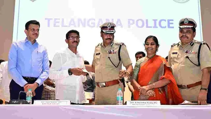  తెలంగాణ డీజీపీ ఎదుట లొంగిపోయిన మావోయిస్టు అగ్ర నేతలు 