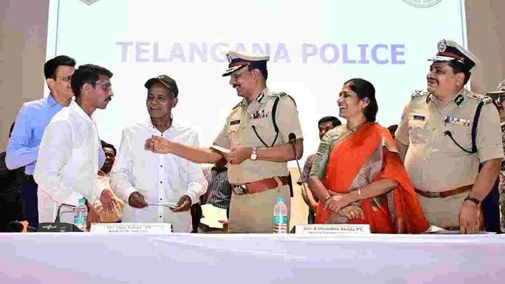  తెలంగాణ డీజీపీ ఎదుట లొంగిపోయిన మావోయిస్టు అగ్ర నేతలు 