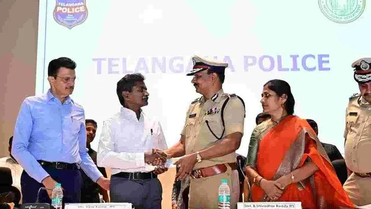  తెలంగాణ డీజీపీ ఎదుట లొంగిపోయిన మావోయిస్టు అగ్ర నేతలు 