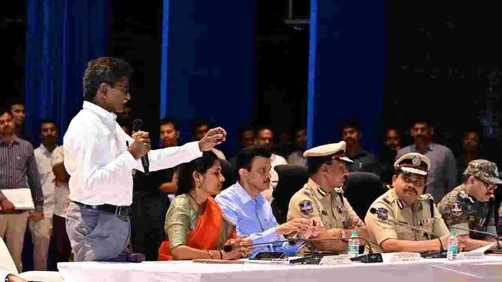  తెలంగాణ డీజీపీ ఎదుట లొంగిపోయిన మావోయిస్టు అగ్ర నేతలు 