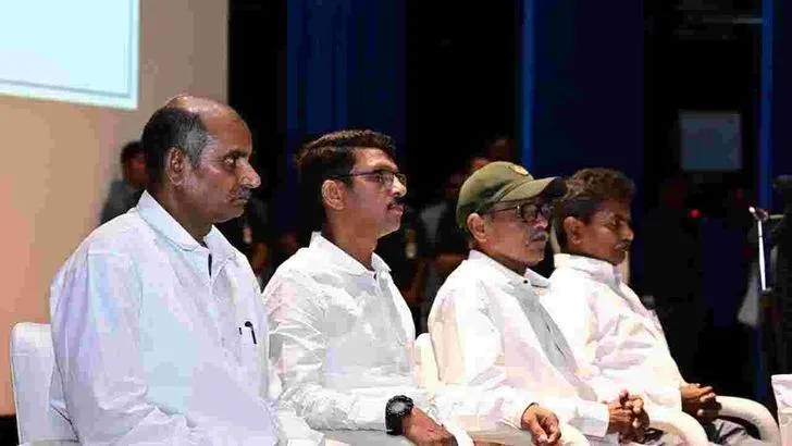  తెలంగాణ డీజీపీ ఎదుట లొంగిపోయిన మావోయిస్టు అగ్ర నేతలు 