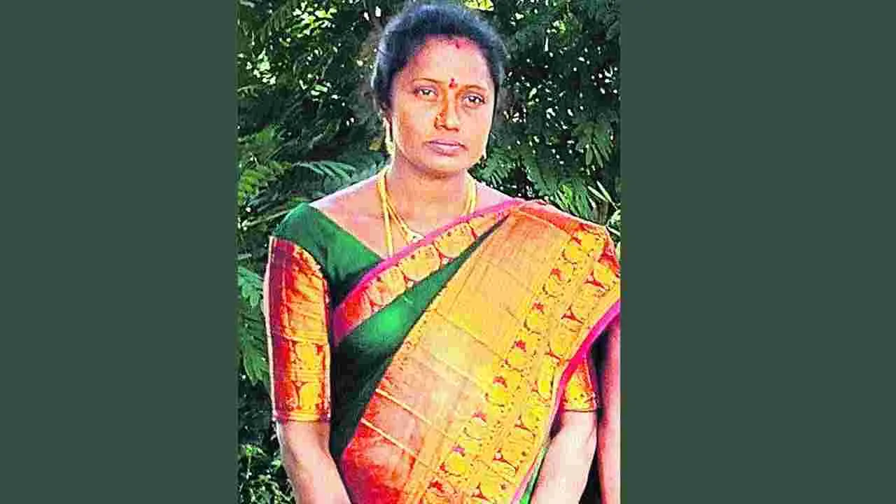 బైకును ఢీకొని కాలువలో పడిన కారు 