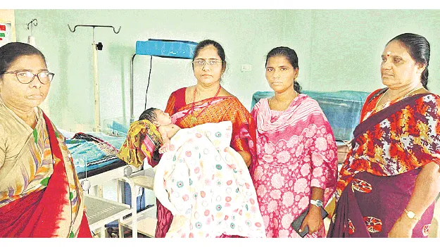 పొదల్లో పసికందు  