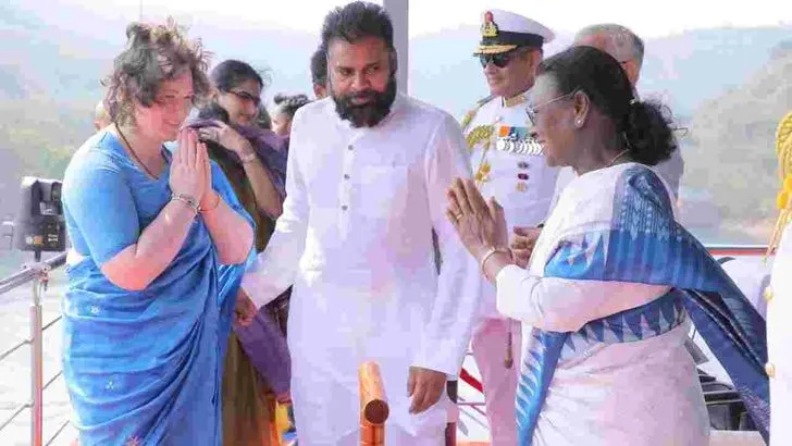 'ఇంటర్నేషనల్ ఫ్లీట్ రివ్యూ'లో ప్రత్యేక ఆకర్షణగా పవన్ దంపతులు