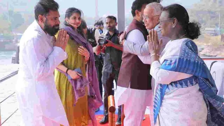 'ఇంటర్నేషనల్ ఫ్లీట్ రివ్యూ'లో ప్రత్యేక ఆకర్షణగా పవన్ దంపతులు