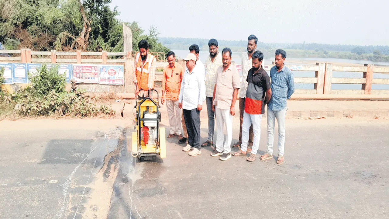 పి.గన్నవరం కొత్త అక్విడెక్టుపై రాకపోకలు బంద్‌..