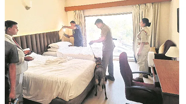 బాంబు బెదిరింపు మెయిల్‌తో కలకలం