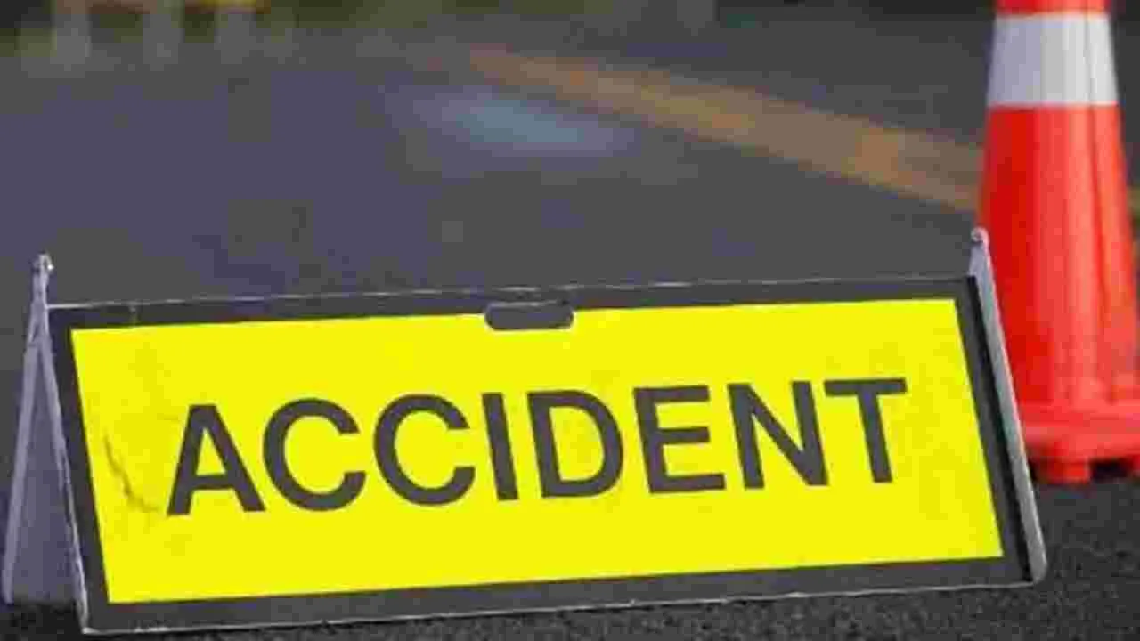 బైక్‌ను ఢీకొన్న లారీ.. వ్యక్తి దుర్మరణం