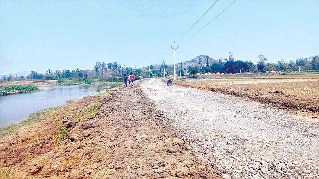  berm! చెరువు మట్టి తవ్వి.. బెర్ము వేసి!