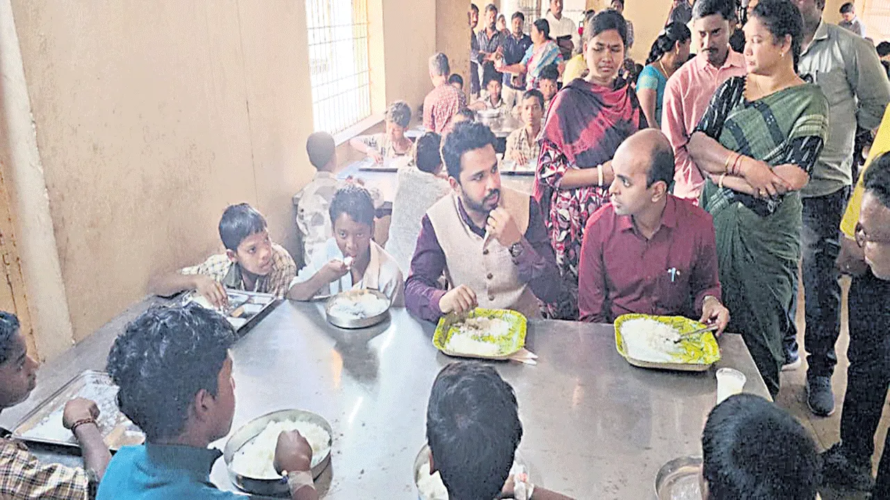 విద్యార్థులకు తాజా ఆహారం అందించాలి