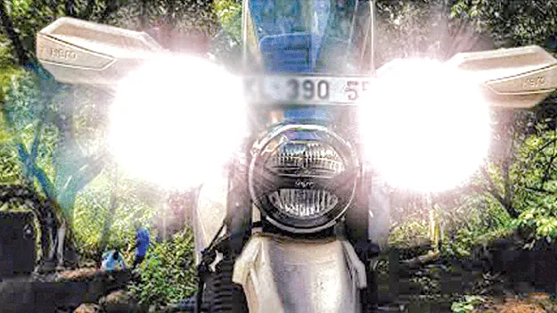    ఆ లైట్లు ప్రాణాలు తీస్తున్నాయ్‌!