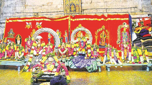 శాస్త్రోక్తంగా శాంతి అభిషేకాలు  