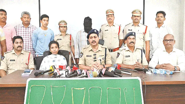 Chain Snatching   లిఫ్ట్‌ ఇస్తానని చెప్పి.. చైన్‌ స్నాచింగ్‌