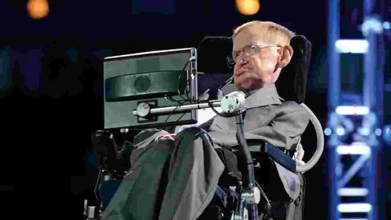 బికినీల్లో ఉన్న మహిళల మధ్య స్టీఫెన్ హాకింగ్! వివరణ ఇచ్చిన శాస్త్రవేత్త కుటుంబం