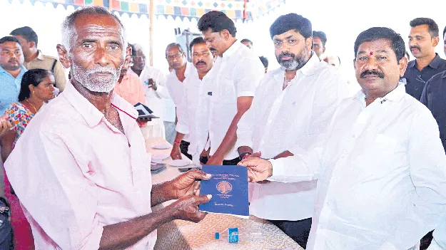 రైతుల సమస్యలను పరిష్కరిస్తాం