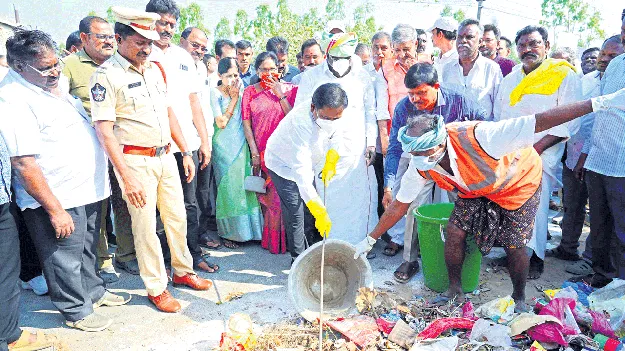 చీపుర్లు పట్టి.. చెత్త ఊడ్చి..