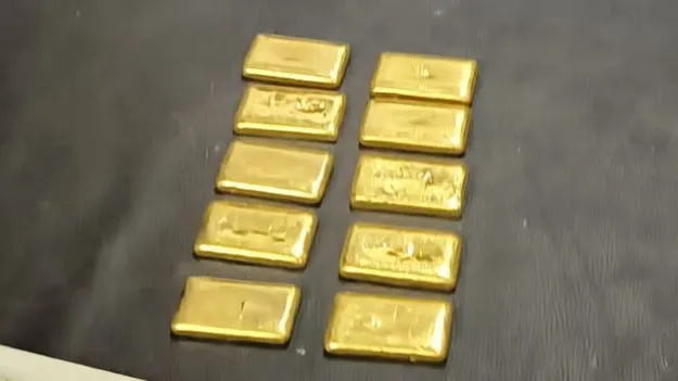 శిక్షణకు వచ్చి రూ. 1.65 కోట్ల బంగారు బిస్కెట్ల చోరీ