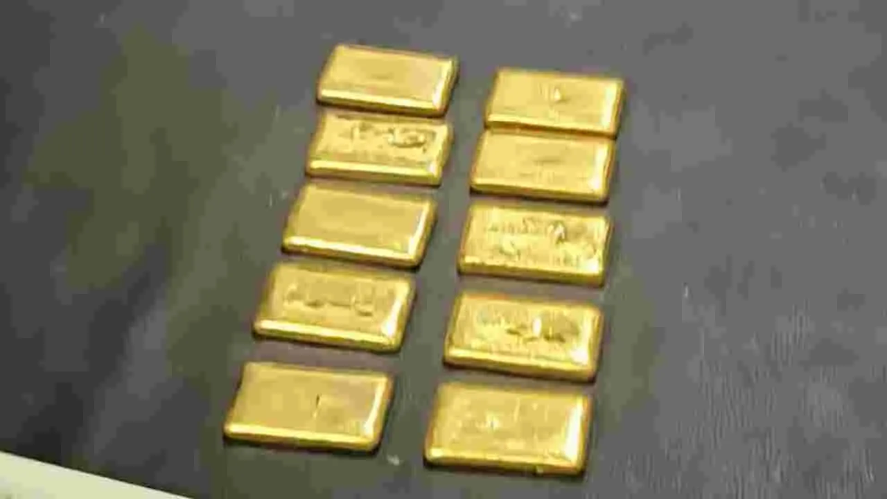 శిక్షణకు వచ్చి రూ. 1.65 కోట్ల బంగారు బిస్కెట్ల చోరీ