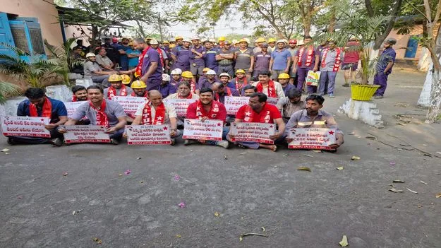 కార్మికుల సమస్యలను పరిష్కరించాలి