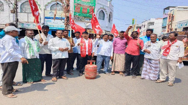 పెంచిన గ్యాస్‌ ధరలు తగ్గించాలి