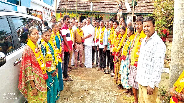 టీడీపీలో చేరిన 30 వైసీపీ కుటుంబాలు 