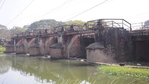 ప్రమాదభరితంగా దువ్వ రెగ్యులేటర్‌