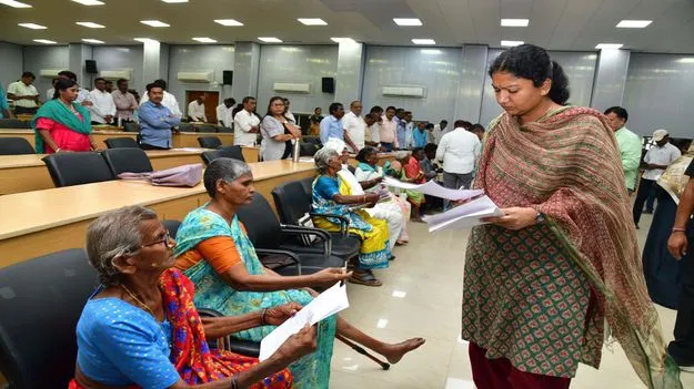 ‘ప్రజావాణి’ దరఖాస్తులకు ప్రాధాన్యం 