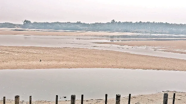 గోదావరిలో తేలిన ఇసుక తిన్నెలు