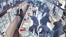 కాలిఫోర్నియా ఇండియన్ అమెరికన్ జ్యువెలరీ స్టోర్ స్మాష్ అండ్ లాక్