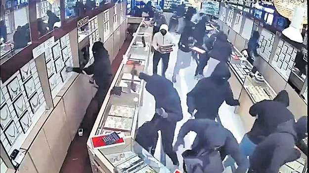 కాలిఫోర్నియా ఇండియన్ అమెరికన్ జ్యువెలరీ స్టోర్ స్మాష్ అండ్ లాక్