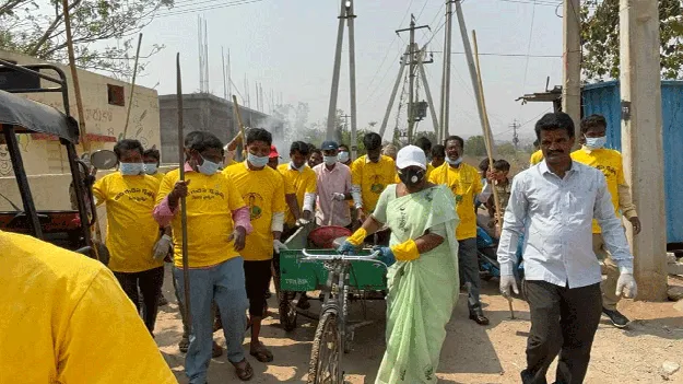 పరిసరాలను శుభ్రంగా ఉంచుకోవాలి