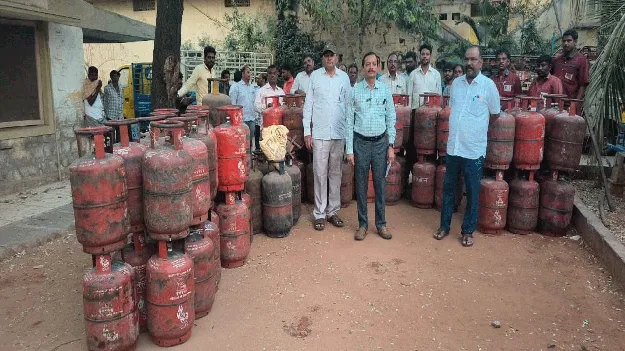  డొమెస్టిక్‌ సిలిండర్లు స్వాధీనం