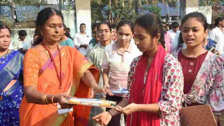 ప్రారంభమైన పదో తరగతి పరీక్షలు: కేంద్రాల వద్ద సందడి.. కట్టుదిట్టమైన ఏర్పాట్లు!