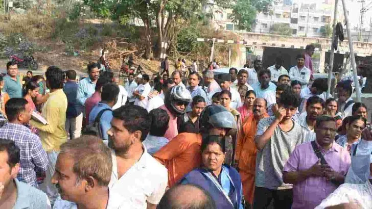 ప్రారంభమైన పదో తరగతి పరీక్షలు: కేంద్రాల వద్ద సందడి.. కట్టుదిట్టమైన ఏర్పాట్లు!