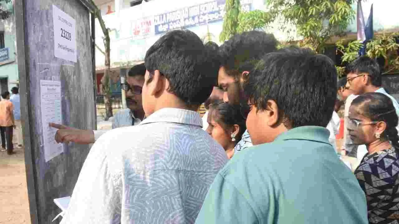 ప్రారంభమైన పదో తరగతి పరీక్షలు: కేంద్రాల వద్ద సందడి.. కట్టుదిట్టమైన ఏర్పాట్లు!