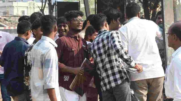 ప్రారంభమైన పదో తరగతి పరీక్షలు: కేంద్రాల వద్ద సందడి.. కట్టుదిట్టమైన ఏర్పాట్లు!