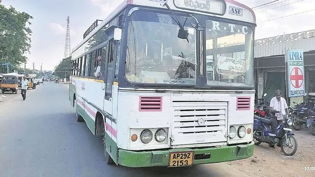 kumaram bheem asifabad- కూర్చోలేక.. నిల్చోలేక..