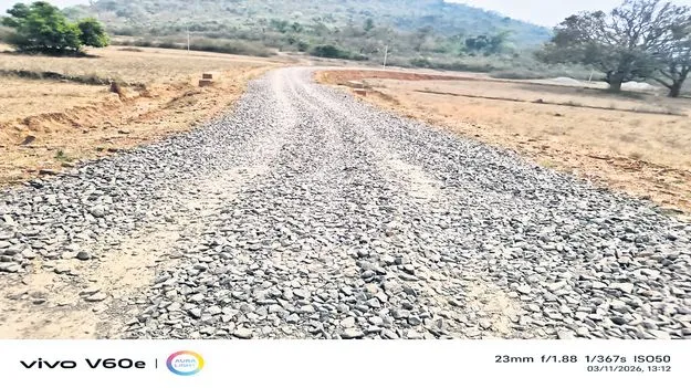 దడ పుట్టిస్తున్న అసంపూర్తి దారులు