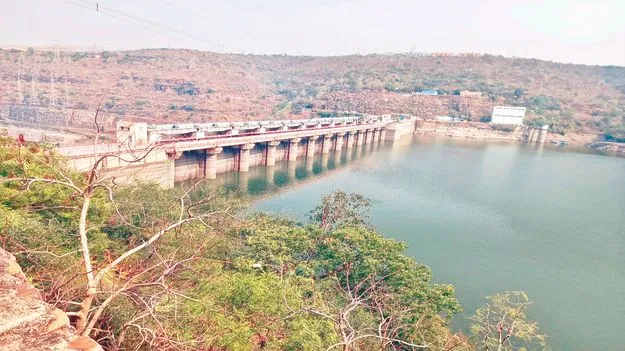  ఖాళీ అవుతోన్న జలాశయం..!