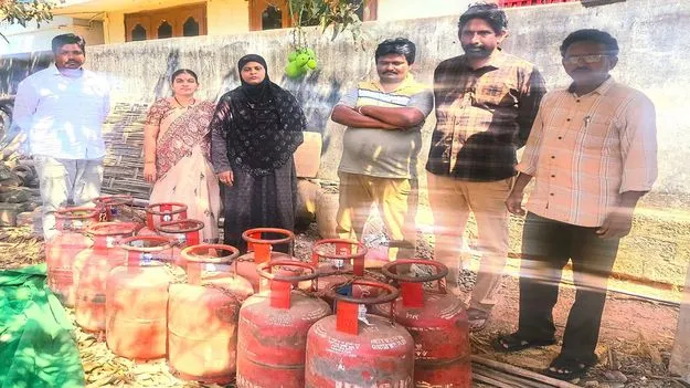 అక్రమంగా నిల్వ ఉంచిన గ్యాస్‌ సిలెండర్లు స్వాధీనం 