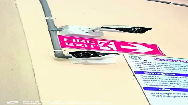 CCTV: దిష్టిబొమ్మల్లా సీసీ కెమెరాలు