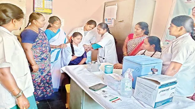 బాలికకు టీకా వేస్తున్న దృశ్యం