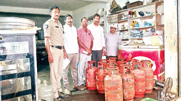 దుకాణాలపై విజిలెన్స్‌ దాడులు