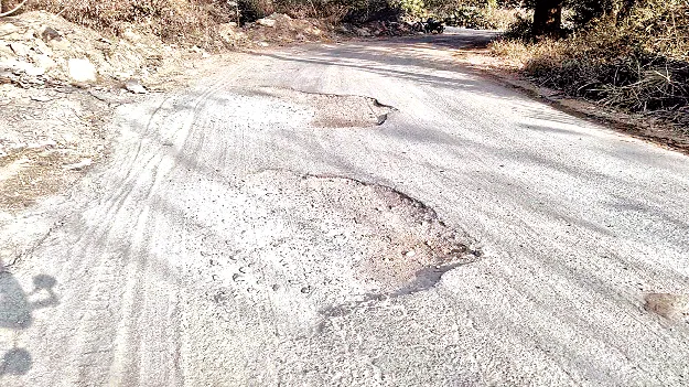 అలుగుబిల్లి రోడ్డు ఛిద్రం  