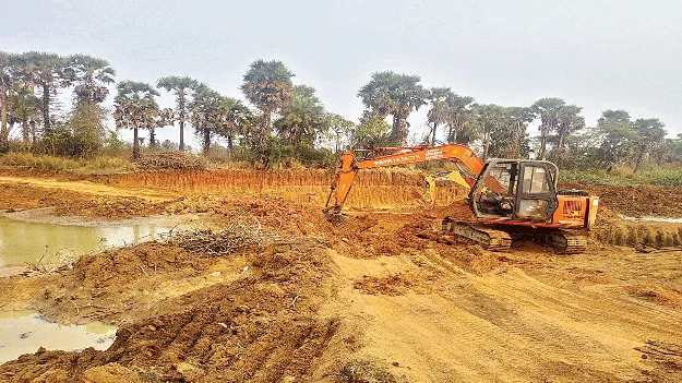 un official soil dregging in ponds తవ్వుకో.. దండుకో!