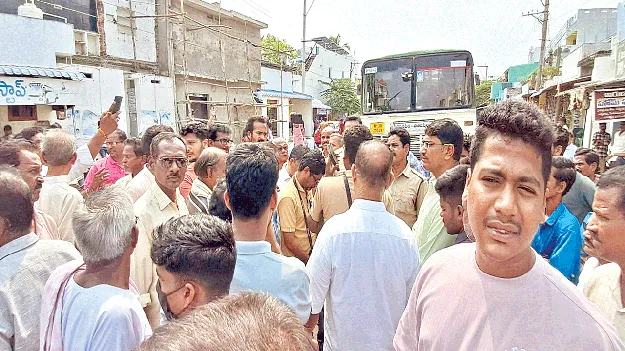 అలుదులో బస్సులు ఆపాలని నిరసన